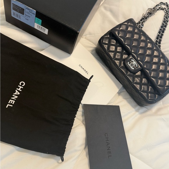 Chanel Classic Flap - Picture 4 of 17